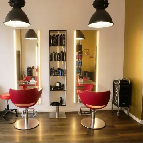 Bild aus Salon in Leipzig - Gohlis mit Friseurstühlen vor Spiegeln