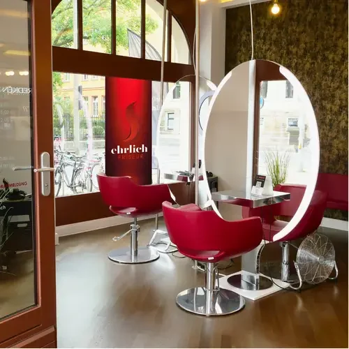 Bild aus Salon in Leipzig - Leutzsch vom Eingangsbereich mit Friseurstühlen vor Spiegeln