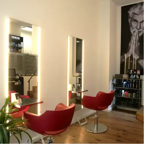 Bild aus Salon in Leipzig - Schleußig mit Friseurstühlen vor Spiegeln im Eingangsbereich