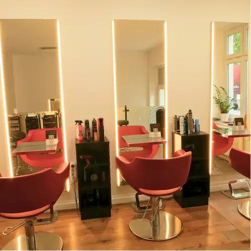 Bild aus Salon in Leipzig - Schleußig mit Friseurstühlen vor Spiegeln